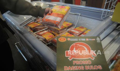 Pengunjung memilih Daging Kita yang dijual di salah satu toko ritel di Jakarta, Jumat (14/4/2023). Perum Bulog mendistribusikan komoditas daging kerbau beku seharga Rp 80.000 per kilogram ke 88 cabang salah satu toko ritel yang tersebar di Jabodetabek. Operasi pasar daging kerbau tersebut untuk membantu mengatasi kebutuhan daging yang meningkat jelang Lebaran 1444 Hijriah.