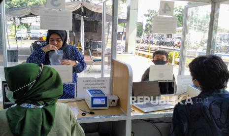 Calon penumpang kereta api melakukan tes GeNose C19, di Stasiun Kiaracondong, Kota Bandung, Jumat (11/6). Tes GeNose C19 hingga saat ini terus dilakukan PT KAI disetiap stasiun untuk calon penumpang jarak jauh sebagai upaya pencegahan penyebaran Covid-19.