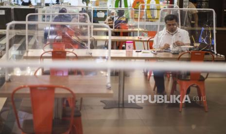 Pengunjung menikmati hidangan makanan di pusat jajanan serba ada (Food Court) di Bandung Electronic Center (BEC), Bandung, Jawa Barat, Kamis (9/7/2020). Sejumlah pengelola restoran dan pusat jajanan menerapkan protokol kesehatan ketat seperti pembatas di meja makan dan pengaturan jarak meja guna mencegah penyebaran Covid-19. tatanan normal baru. ANTARA FOTO/M Agung Rajasa/aww.