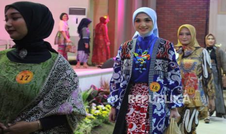 Lomba Fashion Show Wastra Nusantara atau kain tradisional nusantara antar Organisasi Wanita dan Umum saat Pemaran Usaha Mikro Kecil dan Menengah (UMKM) dan Wastra Nusantara dalam rangka HUT ke-29 Kodiklat TNI AD, di halaman Gedung Mohammad Toha, Kodiklat TNI AD, Jalan Aceh, Kota Bandung, Jawa Barat, Sabtu (16/12/2023). Kegiatan tersebut diharapkan menjadi wadah bagi pelaku UMKM dan produk kain tradisional nusantara untuk meningkatkan penjualan, memperluas pasar, serta memberikan dampak positif dalam menggerakkan perekonomian lokal dan mendorong pertumbuhan kewirausahaan.  Acara berlangsung dari 15 -17 Desember 2023.