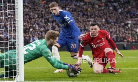 Aksi kiper Liverpool Caoimhin Kelleher pada laga kontta Chelsea di Final Piala Carabao, Ahad (26/2/2024). 