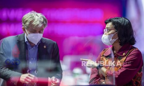 Menteri Keuangan Sri Mulyani Indrawati (kanan) berbincang dengan Direktur Jenderal Organisasi Kesehatan Dunia (WHO), Bruce Aylward (kiri) usai penutupan Pertemuan Tingkat Menteri Keuangan dan Gubernur Bank Sentral G20 atau Finance Ministers and Central Bank Governors (FMCBG) G20 di Jakarta Convention Center, Jakarta, Jumat (18/2/2022). Sri Mulyani: Pemimpin Perempuan Punya Banyak Nilai Tambah