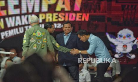 Capres-cawapres nomor urut 3 Ganjar Pranowo dan Mahfud MD bersalaman dengan Capres-cawapres nomor urut 2 Prabowo Subianto  dan Gibran Rakabuming Raka sebelum Debat Keempat Pilpres 2024 di Jakarta Convention Center (JCC), Jakarta, Ahad (21/1/2024). Debat Keempat Pilpres 2024 mengangkat tema terkait pembangunan berkelanjutan, sumber daya alam, lingkungan hidup, energi, pangan, agraria, masyarakat adat dan desa.