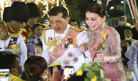  Raja Thailand Maha Vajiralongkorn Bodindradebayavarangkun (tengah) dan Ratu Thailand Suthida (kanan) 