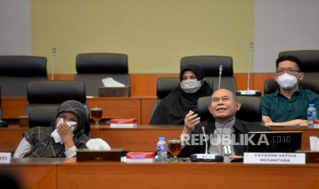 Orang Tua dari Anak yang mengidap cerebral palsy Santi Warastuti (kiri) bersama Ketua Pembina Yayasan Sativa Nusantara Prof Musri Musman (dua kanan) mengikuti Rapat Dengar Pendapat Umum (RDPU) dengan Komisi III DPR RI di Kompleks Parlemen, Senayan, Jakarta, Kamis (30/6/2022). Rapat tersebut mendengar aspirasi dari masyarakat terkait legalisasi ganja untuk medis.Prayogi/Republika. 