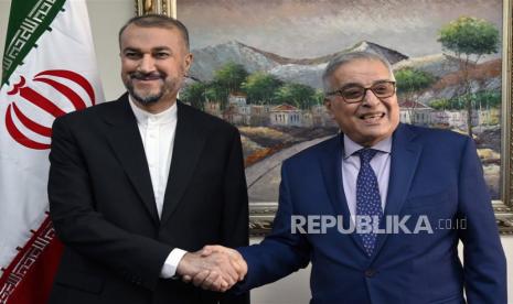  Menteri Luar Negeri sementara Lebanon  Abdallah Bou Habib (kanan) menyambut Menteri Luar Negeri Iran Hossein Amir Abdollahian (kiri) di Kementerian Luar Negeri Lebanon di Beirut, Lebanon, Kamis (27/4/2023). Hossein Amir-Abdollahian tiba di Beirut pada 26 April untuk pertemuan resmi selama dua hari kunjungan untuk bertemu dengan pejabat Lebanon.