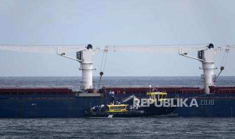 Pejabat Rusia, Ukraina, Turki, dan PBB tiba di kapal kargo Razoni untuk diperiksa saat berlabuh di pintu masuk Selat Bosphorus di Istanbul, Turki, Rabu, 3 Agustus 2022. Razoni berbendera Sierra Leone, dimuati dengan 26.000 ton jagung, merupakan kapal kargo pertama yang meninggalkan Ukraina sejak invasi Rusia, dan berlayar dari Odesa Senin, 1 Agustus 2022. Tujuan akhirnya adalah Libanon.