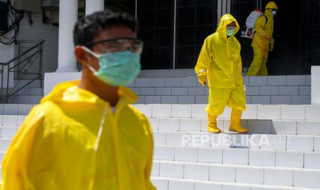 Sejumlah relawan menyemprotkan cairan disinfektan. Ilustrasi