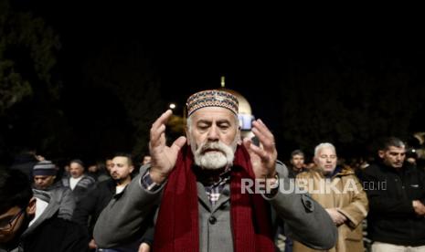 Warga Muslim Palestina sholat tarawih di Masjid Al Aqsa di hari pertama Ramadhan 2024.