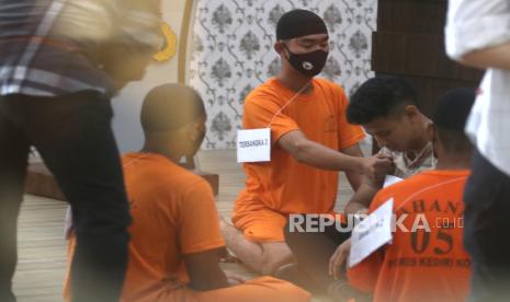 Sejumlah tersangka penganiayaan santri yang mengakibatkan meninggal dunia menjalani rekonstruksi di Polres Kediri Kota, Kota Kediri, Jawa Timur, Kamis (29/2/2024). Rekonstruksi penganiayaan santri berinisial BM yang mengakibatkan meninggal dunia oleh empat tersangka sesama santri di salah satu pondok pesantren di Kecamatan Mojo Kabupaten Kediri tersebut memperagakan 55 reka adegan di tiga lokasi berbeda. 