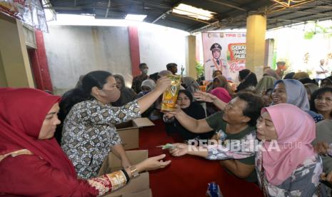 Sejumlah warga antre membeli paket sembako murah saat digelar Operasi Pasar murah Ramadhan di Kantor Kecamatan Telukbetung Barat, Bandar Lampung, Lampung, Jumat (24/3/2023). Operasi pasar yang diselenggarakan Pemerintah Kota Bandar Lampung itu bertujuan untuk mencegah terjadinya gejolak harga sembako dan inflasi saat bulan Ramadhan.  