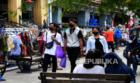 Warga mulai berkunjung ke kawasan wisata Malioboro, Yogyakarta, Ahad (22/8). Setelah sebelumnya sepi pengunjung, kini wisatawan mulai mendatangi kawasan wisata Malioboro sejak adanya pelonggaran PPKM Level 4. Sepekan terakhir, pedagang dan pelaku wisata di Malioboro juga sudah kembali beraktivitas. 