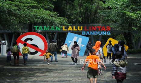 Tempat wisata Taman Lalu Lintas Ade Irma Suryani Nasution, di Jalan Belitung, Kota Bandung, Jawa Barat, ramai pengunjung, Senin (25/12/2023). Tempat edukasi lalu lintas untuk ana-anak yang telah dilengkapi sejumlah wahana bermain ini menjadi salah satu tempat wisata favorit untuk anak-anak saat musim liburan sekolah, termasuk libur Natal dan Tahun Baru.