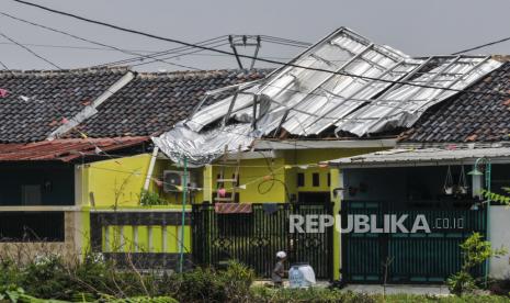 Atas sebuah rumah rusak pasca-terkena angin kencang. (Ilustrasi)