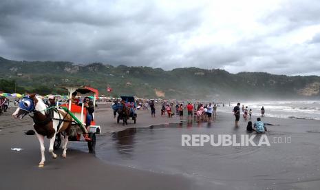 Wisatawan saat berlibur di Pantai Parangtritis, Bantul, Yogyakarta, Kamis (29/12/2022). Dispar mencatat 69.342 orang mengunjungi Bantul DIY dan paling banyak ke Pantai Parangtritis.