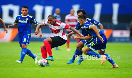 Striker Madura United Pedro, diadang sejumlah pemain tim Persib pada laga Liga Indonesia antara Persib Bandung melawan Madura United di Stadion GBLA, Bandung, Sabtu (30/7/2022).Laga berakhir dengan skor 3-1 bagi kemenangan tim tamu.