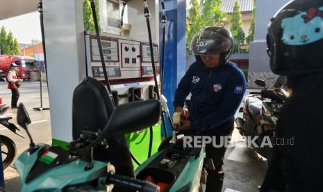 Pengendara mengisi bahan bakar minyak (BBM) jenis pertalite di SPBU di kawasan Jalan Pemuda, Rawamangun, Jakarta Timur, Senin (13/5/2024). Sebelumnya, SPBU tersebut dikabarkan tidak lagi menjual BBM jenis pertalite, namun berdasarkan pantauan Republika, SPBU dengan nomor kode 34.132.09 itu masih menjual BBM pertalite. Selain itu, SPBU tersebut juga menjual produk BBM jenis terbaru yakni Pertamax Green dengan oktan RON 95 hasil pengembangan dari energi terbarukan berupa Bioetanol yang sudah teruji oleh Worldwide Fuel Charter (WWFC).