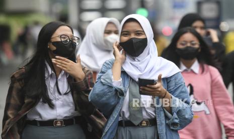 Warga menggunakan masker saat berjalan di Jakarta, Jumat (8/11/2023). Pengurus Besar Ikatan Dokter Indonesia (PB IDI) mengimbau masyarakat kembali taat mematuhi protokol kesehatan terutama memakai masker mengingat kasus COVID-19 di Indonesia mulai menunjukkan tren kenaikan kasus.  