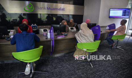 Karyawan melayani nasabah di kantor cabang Muamalat Tower, Rabu (4/9/2024). PT Bank Muamalat Indonesia Tbk mencatat bahwa tabungan haji meningkat 11,5 persen yoy.