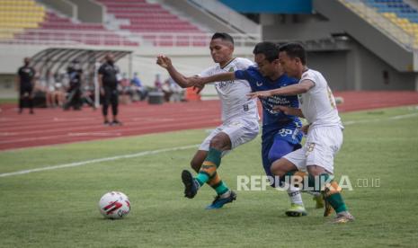 Pemain PSIS Semarang Komarudin (tengah) berusaha melewati hadangan dua pemain Persikabo 1973 Muhammad Abduh Lestaluhu (kiri) dan Roni Sugeng Arianto (kanan) pada pertandingan Sepak bola Piala Menpora 2021 di Stadion Manahan, Solo, Jawa Tengah, Kamis (25/3/2021). PSIS Semarang menang dengan skor 3-1. 