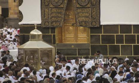 Jamaah haji mengelilingi Kabah di Masjidil Haram, saat yang lain menonton Maqam Ibrahim, atau Stasiun Ibrahim, di sebelah kiri, di kota suci Mekah di Arab Saudi, Selasa, 5 Juli 2022. Arab Saudi diharapkan untuk menerima satu juta Muslim untuk menghadiri haji, yang akan dimulai pada 7 Juli, setelah dua tahun membatasi jumlahnya karena pandemi coronavirus.