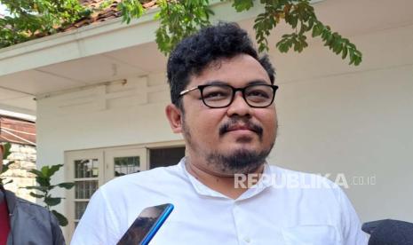 Juru Bicara (Jubir) Anies Baswedan, Angga Putra Fidrian saat memberi keterangan klarifikasi ke wartawan mengenai kasus komika Lampung yang jadi tersangka kasus penistaan agama saat tampil di acara Desak Anies, di Posko Perubahan Jalan Diponegoro 10, Menteng, Jakarta Pusat, Senin (11/12/2023). 