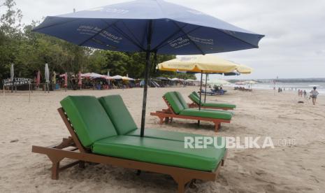 Kursi berjemur di pantai Kuta, Bali, Rabu, (6/10). Sebelum pandemi, banyak orang yang berwisata ke tempat ramai.