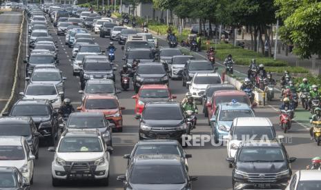 Sejumlah kendaraan melintas di kawasan Jalan Sudirman-Thamrin, Jakarta, Kamis (14/7/2022). Gubernur DKI Jakarta Anies Baswedan menyebutkan transportasi menyumbang 47 persen emisi Gas Rumah Kaca (GRK) di Ibu Kota sehingga perlu dilakukan pembatasan lalu lintas kendaraan guna mendukung langkah mitigasi perubahan iklim. 