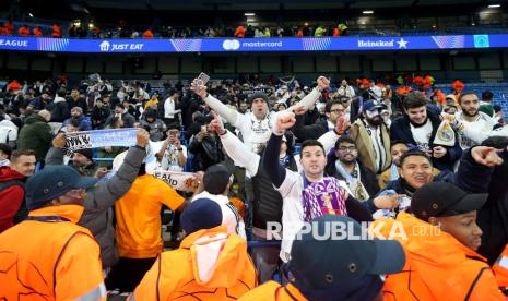 Suporter Real Madrid melakukan selebrasi pada pertandingan sepak bola leg pertama playoff Liga Champions melawan Manchester City di Stadion Etihad, Manchester, Inggris, Selasa (11/2/2025) waktu setempat. The Citizens takluk dari Real Madrid dengan skor 2-3. Dua gol Haaland di menit ke-19 dan 80 tak mampu menyelamatkan City dari kekalahan. Gol Madrid dicetak Kylian Mbappe menit ke-60, Brahim Diaz menit 89 dan Jude Bellingham pada menit 92.