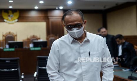 Terdakwa mantan Pejabat Ditjen Pajak Kementerian Keuangan, Rafael Alun Trisambodo saat menjalani sidang tuntutan di Pengadilan Tipikor, Jakarta, Senin (11/12/2023). Rafael Alun Trisambodo dituntut hukuman 14 tahun penjara denda Rp1 miliar subsider 6 bulan kurungan setelah jaksa penuntut umum meyakini terdakwa terbukti bersalah menerima gratifikasi sebesar Rp16,4 miliar dan melakukan Tindak Pidana Pencucian Uang (TPPU). Selain itu, Rafael dituntut membayar uang pengganti Rp18,9 miliar atau harta bendanya disita dan dilelang, atau diganti 3 tahun kurungan.