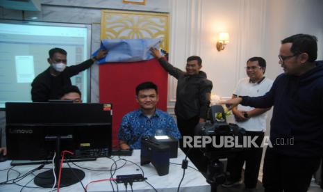 Wali Kota Bogor Bima Arya (kanan) berbincang dengan siswa saat perekaman KTP Elektronik untuk siswa di SMAN 1 Kota Bogor, Jawa Barat, Kamis (19/5/2022). Pemerintah Kota Bogor melalui program Disdukcapil Goes To School melakukan perekaman KTP Elektronik untuk siswa SMA dan SMK dengan mendatangi langsung ke sejumlah sekolah untuk mempercepat dan mempermudah siswa yang telah berusia 17 tahun mendapatkan KTP Elektronik. 