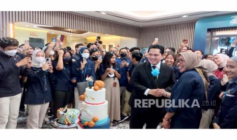 Erick Thohir bersama pegawai Kementerian BUMN