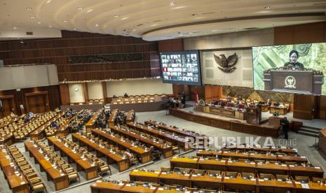 Anggota DPR mengikuti Rapat Paripurna DPR ke-16 Masa Persidangan III Tahun 2021-2022 di Kompleks Parlemen, Jakarta, Jumat (18/2/2022). Dalam rapat Paripurna tersebut DPR menetapkan tujuh Anggota KPU dan lima Anggota Bawaslu 2022-2027. 