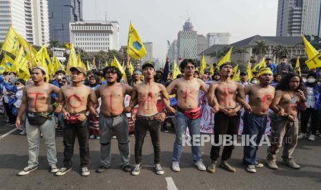 Mahasiswa meneriakkan slogan-slogan selama protes terhadap kenaikan harga bahan bakar di dekat istana presiden di Jakarta, Indonesia, 05 September 2022. Ratusan mahasiswa turun ke jalan untuk memprotes keputusan pemerintah menaikkan harga bahan bakar sebesar 30 persen, di tengah melonjaknya harga BBM. inflasi.