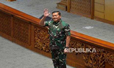 Calon Panglima TNI Laksamana TNI Yudo Margono memberi salam dalam rapat paripurna di kompleks Parlemen, Jakarta, Selasa (13/12/2022). Rapat Paripurna DPR tersebut menyepakati penetapan Laksamana TNI Yudo Margono sebagai Panglima TNI untuk menggantikan Jenderal TNI Andika Perkasa yang akan memasuki masa pensiun. Republika/Prayogi.