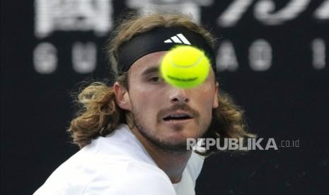 Petenis Yunani Stefanos Tsitsipas bersiap mengembalikan bola dari petenis Italia Jannik Sinner selama laga babak keempat Australian Open di Melbourne, Australia, Ahad, 22 Januari 2023. 