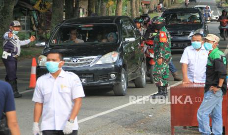 Petugas memeriksa pengendara yang memasuki wilayah Kabupaten Aceh Barat di jalan perbatasan Kabupaten Nagan Raya dan Kabupaten Aceh Barat, Kecamatan Meureubo, Aceh, Jumat (10/4/2020). Pemerintah Kabupaten Aceh Barat memperketat pemeriksaan kesehatan dan pendataan kependudukan di jalur masuk kabupaten sebagai upaya mencegah lebih dini penyebaran COVID-19