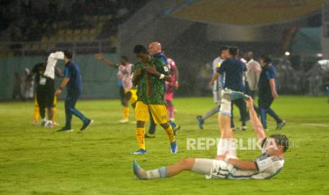 Bek Timnas U17 Mali, Sekou Kone berdoa usai mengalahkan Timnas U17 Argentina pada pertandingan perebutan juara ke-3 Piala Dunia U17 2023 di Stadion Manahan, Surakarta, Jawa Tengah, Junat (1/12/2023). Mali dengan meyakinkan mempermalukan Argentina dengan skor 3-0. Dengan hasil ini Mali berhak menjadi juara ketiga Piala Dunia U17.