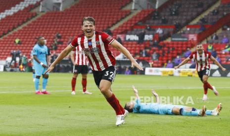 Pemain Sheffield United Sander Berge melakukan selebrasi setelah menjebol gawang Spurs pada lanjuta Liga Primer Inggris 2019/2020, Jumat (3/7).