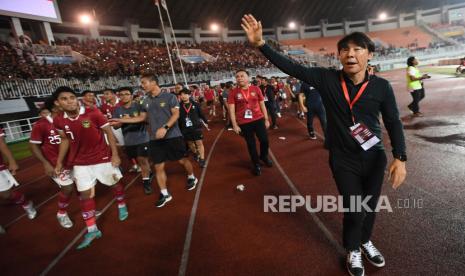 Pelatih Tim Nasional Indonesia Shin Tae Yong (kanan) bersama para pemain dan pengurus PSSI menyapa para suporter usai pertandingan melawan Tim Nasional Curacao dalam pertandingan 