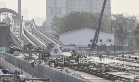 Sejumlah pekerja menyelesaikan proyek infrastruktur Depo LRT (Light Rail Transit) di Jatimulya, Bekasi, Jawa Barat. PT Adhi Karya Tbk (ADHI) membukukan kontrak baru senilai Rp 6,7 triliun pada semester I 2021. Perolehan kontrak baru ini naik sebesar 45 persen dibandingkan perolehan kontrak baru pada semester pertama di tahun lalu yang sebesar Rp 4,0 triliun.