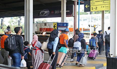 PT Kereta Api Indonesia (KAI) membuka penjualan tiket kereta api pada masa Angkutan Lebaran 1444 H mulai Ahad, 26 Februari 2023. 