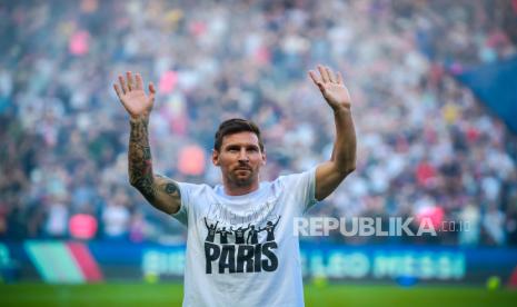  Pemain Paris Saint-Germain Lionel Messi menyapa para penggemar selama presentasi rekrutan baru sebelum pertandingan sepak bola Ligue 1 Prancis antara Paris Saint Germain dan Strasbourg di stadion Parc des Princes di Paris, Prancis, 14 Agustus 2021.