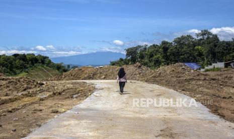 Pembangunan jalan (ilustrasi). Satu keluarga di Kota Pariaman, Sumatra Barat (Sumbar) menghibahkan tanah, rumah, dan bangunan lainnya di Kecamatan Pariaman Timur untuk menyukseskan pembangunan jalan persimpangan Empat Tabiang, Desa Kampung Gadang guna mempermudah akses masyarakat daerah itu. 