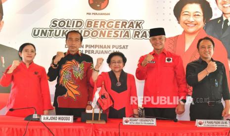 Ketua Umum PDIP Megawati Soekarnoputri (tengah) bersama Presiden Joko Widodo, Ketua DPR Puan Maharani, Ganjar Pranowo dan Prananda Prabowo berfoto bersama saat deklarasi Calon Presiden dari PDIP di Istana Batu Tulis, Bogor, Jawa Barat, Jumat (21/4/2023). PDIP resmi mendeklarasikan Ganjar Pranowo sebagai Capres pada Pemilu 2024.