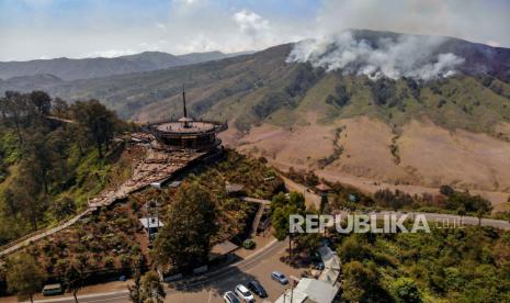 Api membakar hutan dan lahan (karhutla) kawasan Gunung Bromo terlihat di Pos Jemplang, Malang, Jawa Timur, Sabtu (9/9/2023). Menurut data Badan Penanggulangan Bencana Daerah (BPBD) Jawa Timur luas kebakaran hutan dan lahan yang terjadi sejak 30 Agustus itu sekitar 274 hektar dan diduga sumber api akibat suar yang dinyalakan pengunjung. 