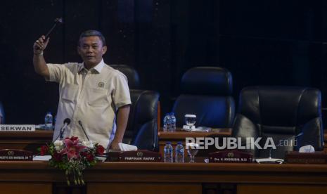 Ketua DPRD DKI Jakarta, Prasetyo Edi Marsudi memegang palu sidang usai Rapat Pimpinan Gabungan terkait tiga nama calon Penjabat (Pj) Gubernur pengganti Anies Baswedan di Gedung DPRD DKI Jakarta, Selasa (13/9/2022). Rapat yang dihadiri oleh pimpinan sembilan fraksi memutuskan tiga nama yang akan diberikan kepada Menteri Dalam Negeri, yaitu Heru Budi Hartono, Bahtiar dan Marullah Matali. Republika/Putra M. Akbar