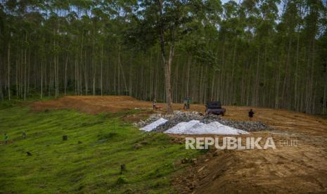 Sejumlah pekerja menyelesaikan lahan yang akan menjadi lokasi Presiden Joko Widodo berkemah di titik nol kawasan Ibu Kota Negara (IKN) Nusantara di Kecamatan Sepaku, Kabupaten Penajam Paser Utara, Kalimantan Timur.