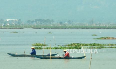 Dua orang warga sedang memancing ikan di kawasan genangan danau Rawapening yang mengalami pendangkalan, di Dusun Sumurup, Desa Asinan, Kecamatan Bawen, Kabupaten Semarang, Ahad (6/8). Akibat musim kemarau dan dampak fenomena El Nino, danau alam ini mengalami penurunan elevasi lebih dari 2 meter.