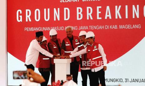 Gubernur Jawa Tengah, Ganjar Pranowo melakukan ground breaking pembangunan Masjid Agung Jaa Tengah (MAJT) Kabupaten Magelang yang berokasi di Jalan Soekarno- Hatta, lingkungan Desa Sawitan, Kecamatan Mungkid, Selasa (31/1/2023).